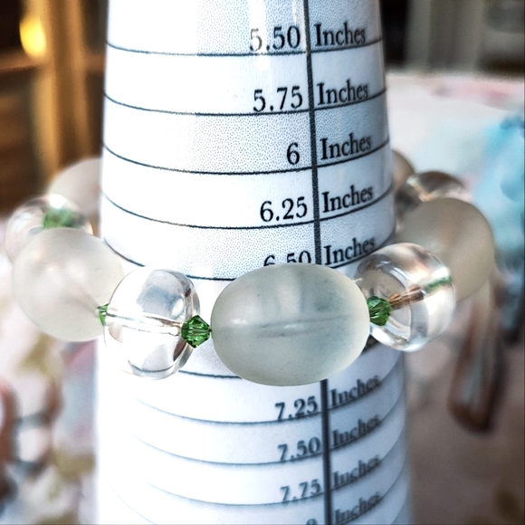 Frosted Oval Lucite Clear Lucite Doughnut Beads Kelly Green Bicone Bead Bracelet - Picture 3 of 8